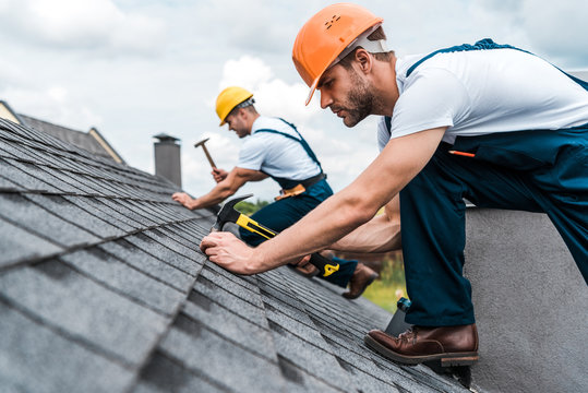Roofer replacing shingles on Gladstone, OR home roof